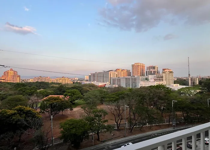 Apartahotel At Park Mckinley West Manila