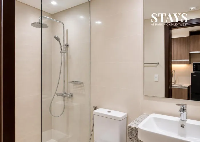 At Park Mckinley West A&b And C&d 4* マニラ市