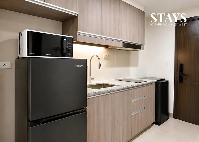 アパートホテル At Park Mckinley West A&b And C&d マニラ市